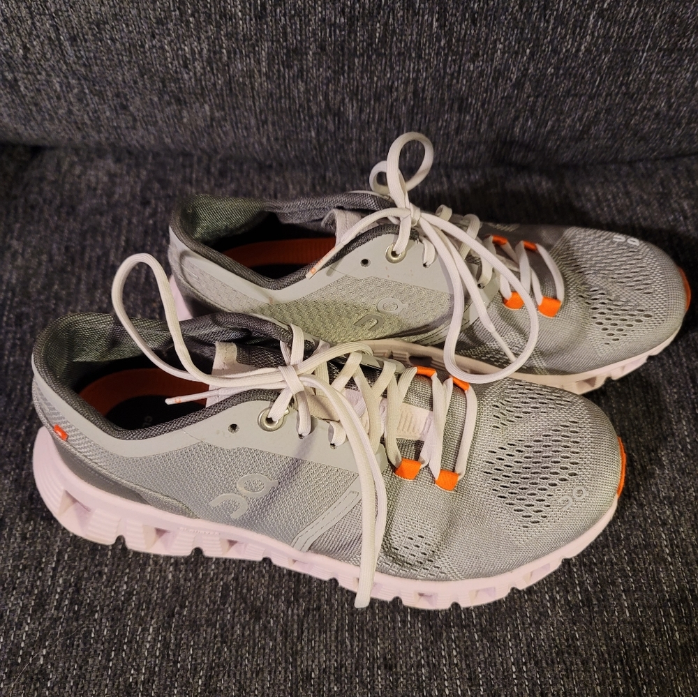 On Cloud X Running Shoes Size 6 in Alloy Lily